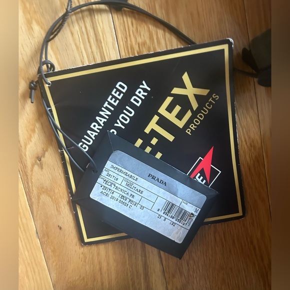 PRADA 

Military Green GORE- Tex PRO Prada jacket

NWT!!  Size medium - Picture 8 of 8